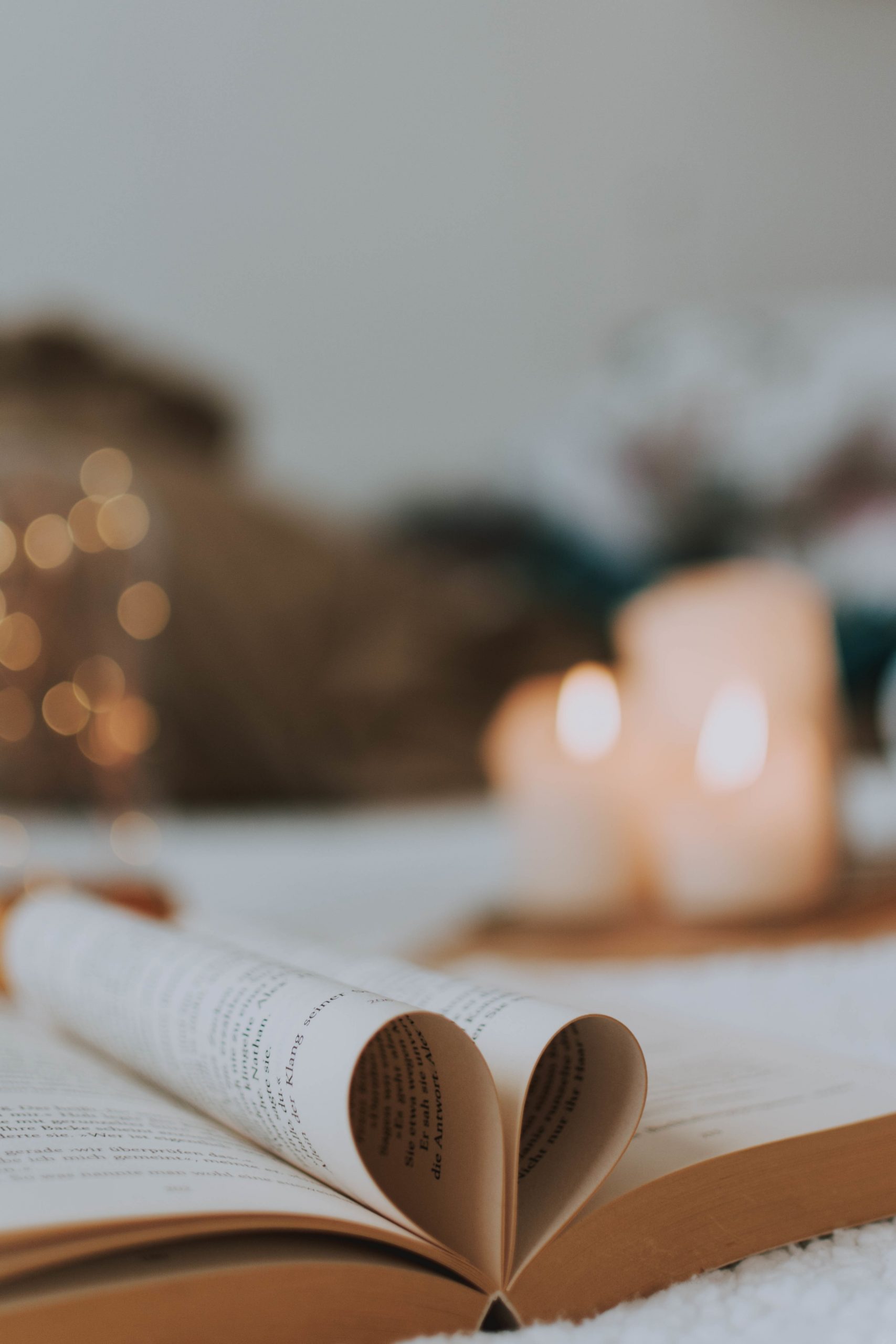 2 Quest Ce Que Cest La Sophro Bouquin Closeup Shot Book Pages Folded Shape Heart 2 Scaled